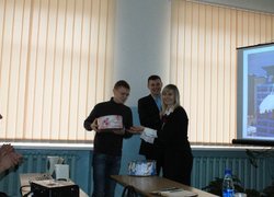 Солодкими призами переможців нагороджує к.е.н., ст. викладач Соковніна Д.М.